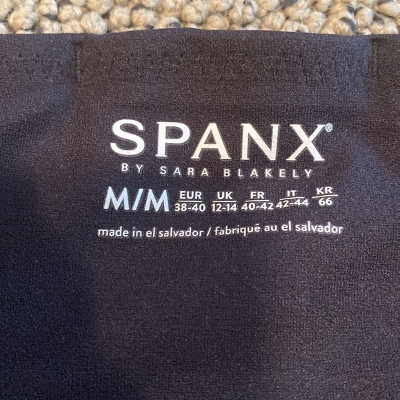 Spanx Capris Black w/ Gold Flecks Leggings Size Medium in EUC - Picture 5 of 8